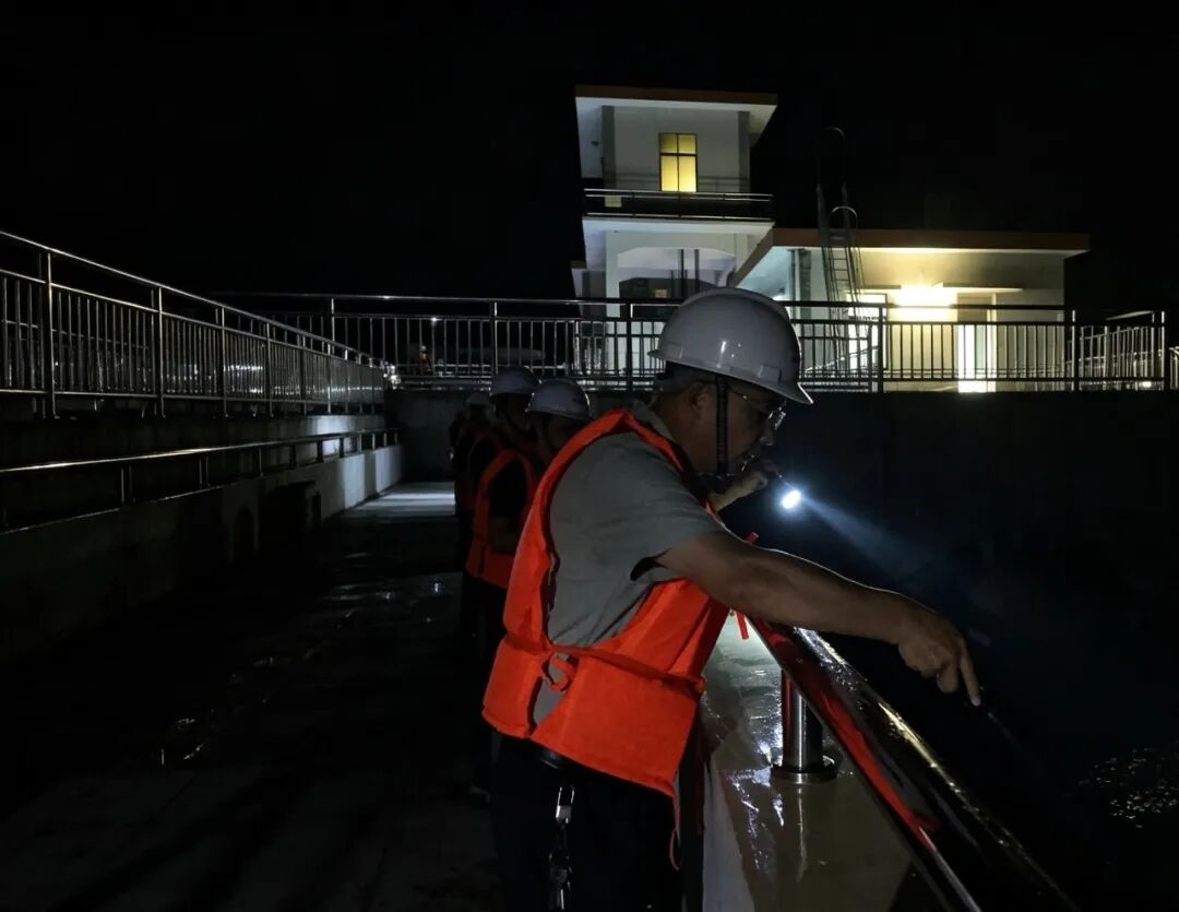 廣東省惠州市白盆珠水庫工程管理局工作人員夜間巡查。受訪者供圖