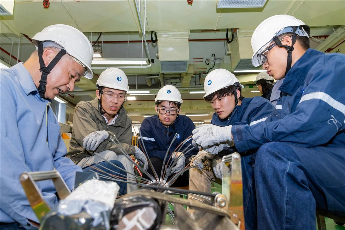 实习期间，清华大学实习生实地考察中电不同资产及运营设施，并参与不同专题研究.（受访者供图）