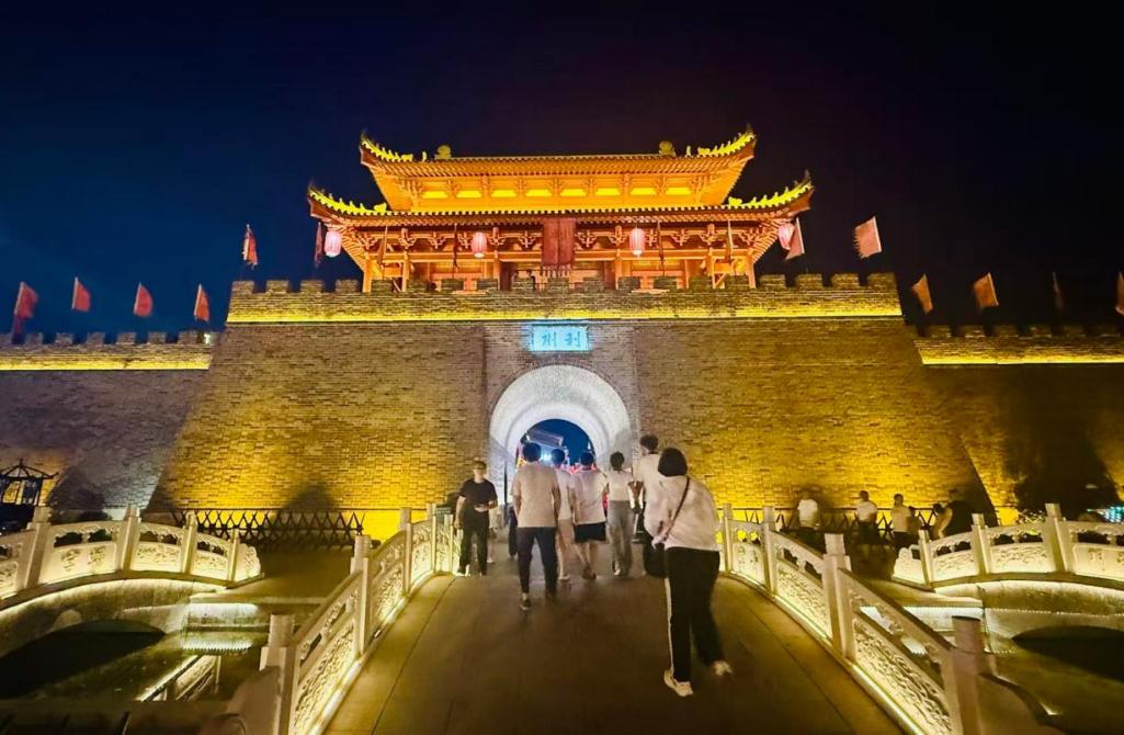 利州古城夜景。人民网记者 乔雪峰摄