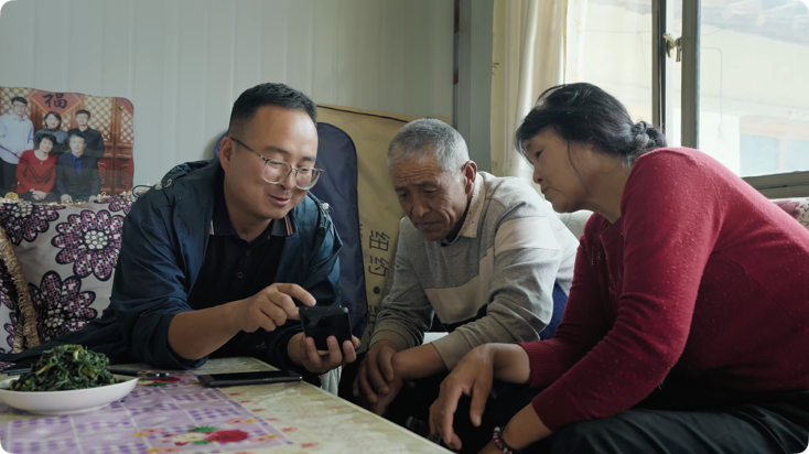 張圻在向村民講解農作物種植技巧。 受訪者供圖