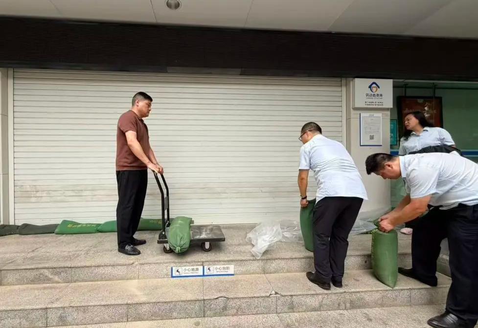 湖北襄陽分行員工搬運防汛沙袋