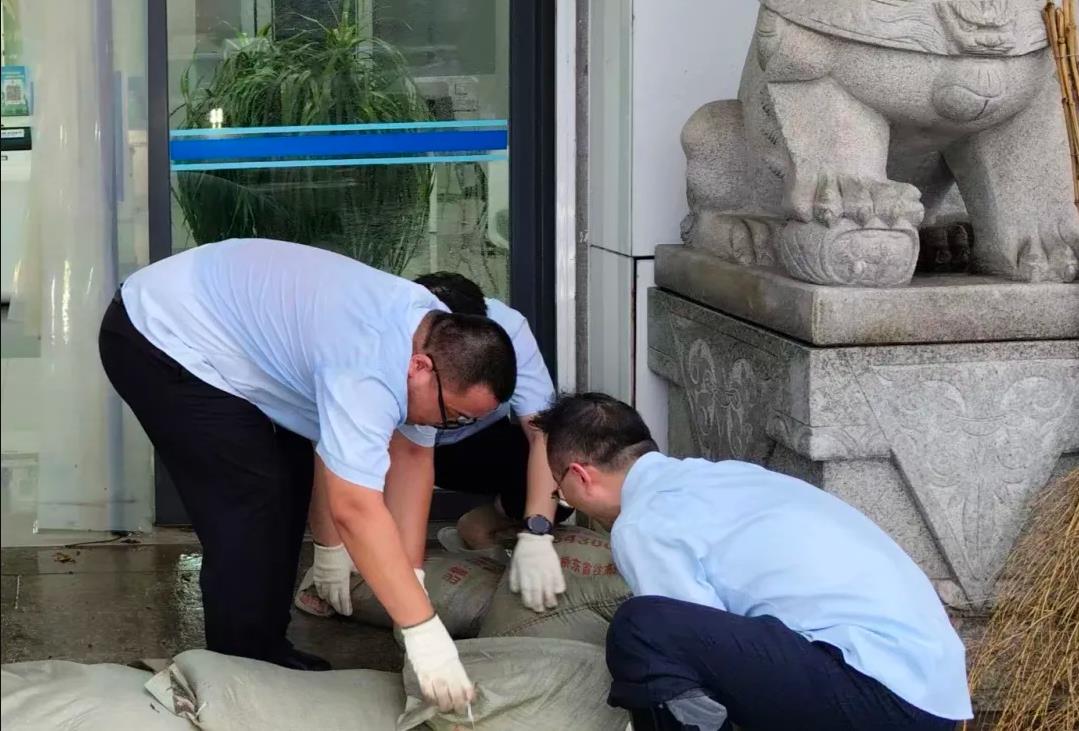 江蘇南通如皋長江支行員工加固網點門窗