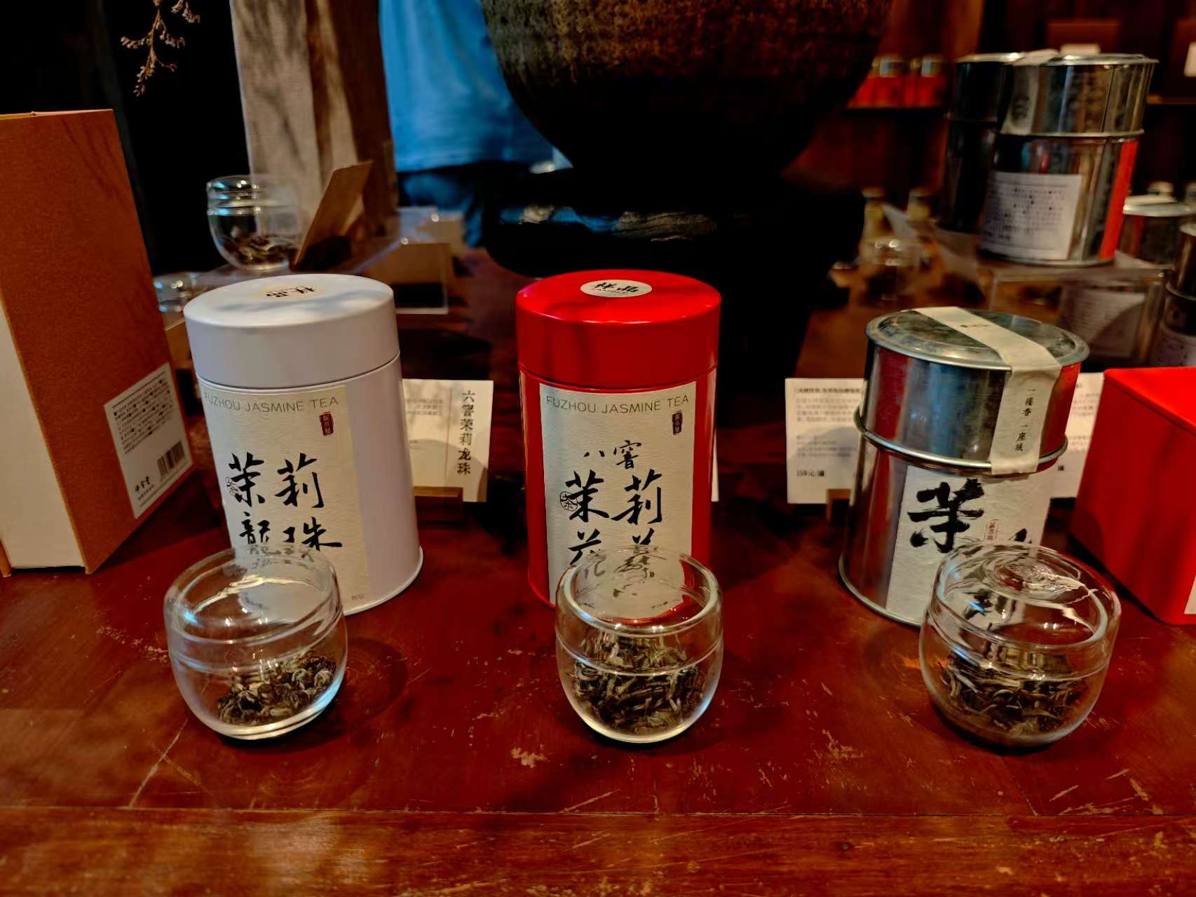 上下杭历史文化街区的一家茶馆内，陈列着茉莉花茶产品。蔡理昕 摄