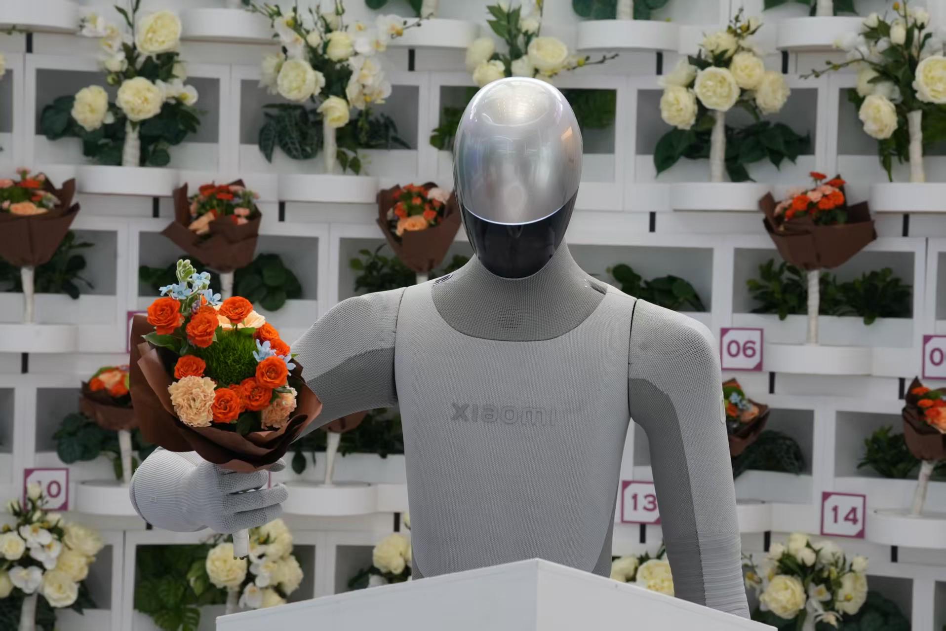 人形機器人主動向觀眾遞送鮮花。 人民網記者 黃盛攝