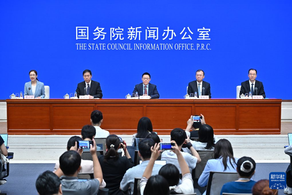 8月21日，國務院新聞辦公室在北京舉行“開局起步‘十五五’”系列主題新聞發布會，財政部副部長廖岷，財政部綜合司司長李先忠、預算司司長王新祥、國際經濟關系司司長程智軍介紹發揮積極財政政策作用，推動經濟社會高質量發展有關情況，並答記者問。新華社記者 李鑫 攝