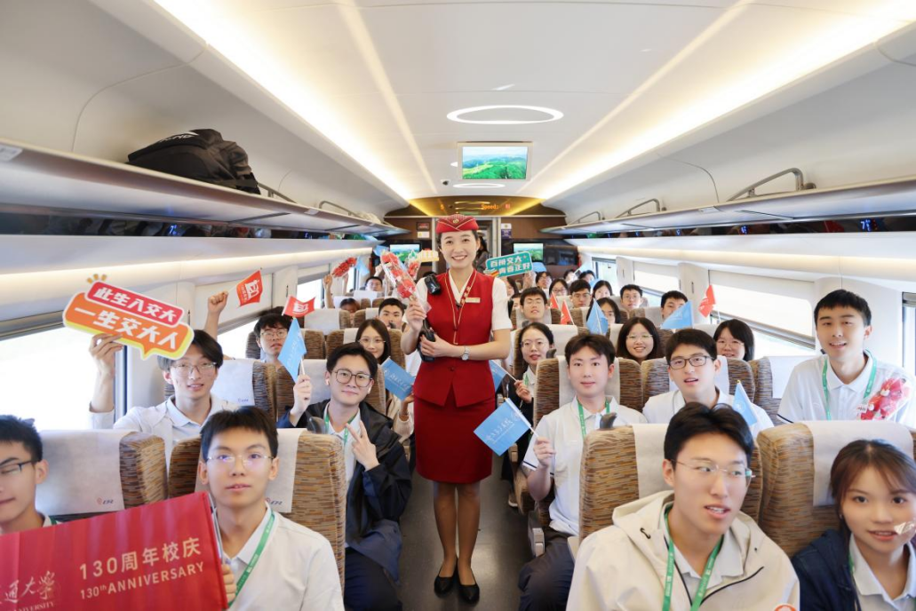 C2741次列车车厢内的交大师生们。受访方供图