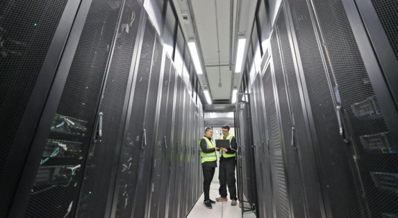 在位於河北廊坊的河北人工智能計算中心機房內，運維人員正在巡檢機房。受訪者供圖