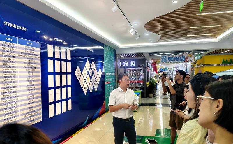 義烏市標准化研究院專家周江向媒體介紹義烏寵物用品主要標准。人民網記者 孫博洋攝
