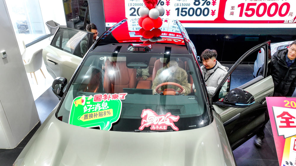   2026年1月9日，消費者在江西省南昌市青雲譜區三家店街道一品牌汽車4S店內試駕。新華社發（鮑贛生攝）