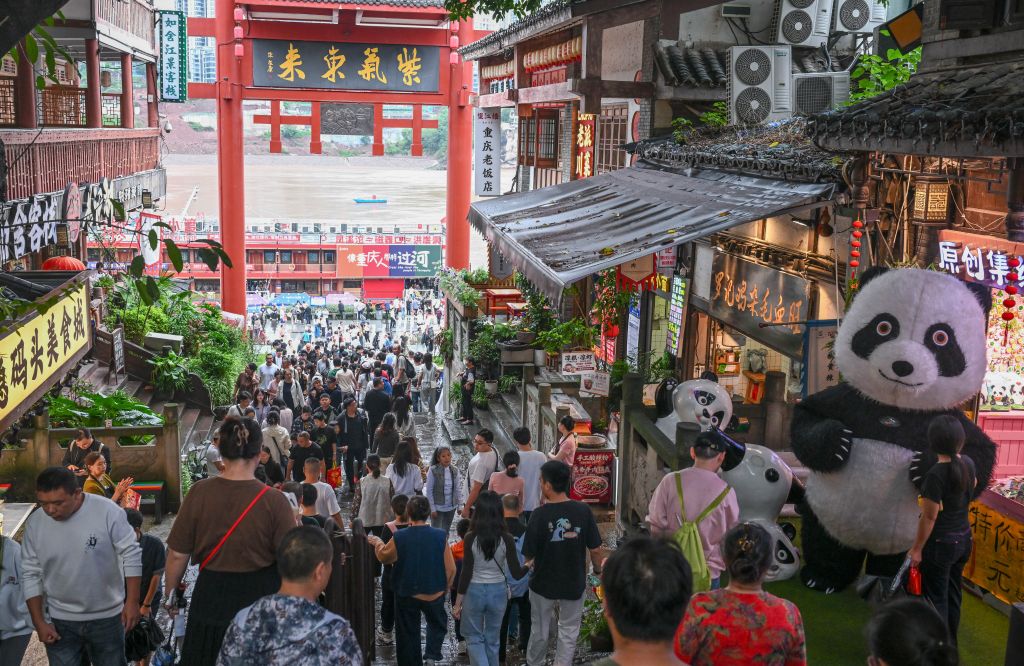 10月3日，游客在重庆磁器口古镇参观游览。新华社记者 陈诚 摄