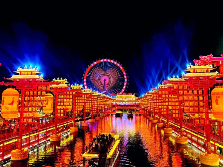 河北唐山河頭老街燈火璀璨，游船穿行其間。（受訪者供圖）