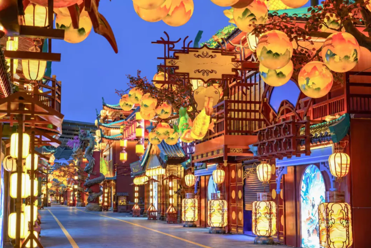 河北吳橋雜技幻樂城花燈璀璨。（）