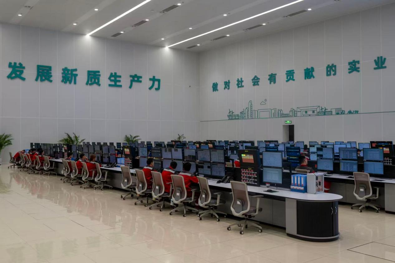 2026年9月21日,在内蒙古宝丰煤基新材料有限公司智能中心,工作人员正在监控设备运行。人民网记者 翁奇羽摄