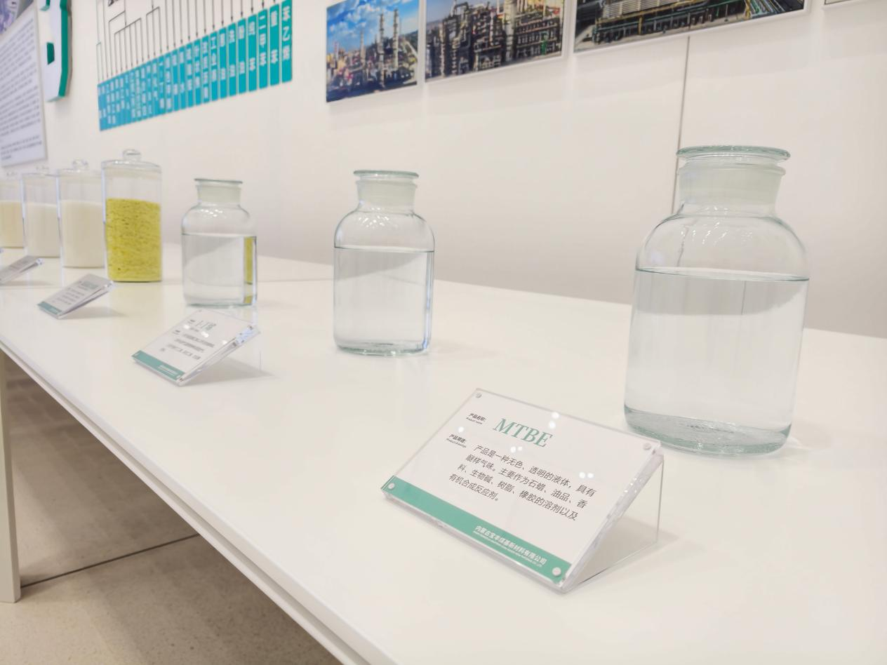 2026年9月21日,宝丰能源产品展示区,瓶中陈列 MTBE 等煤化工衍生产品。昔日的煤炭原料,经过一系列化工转化,变身各类洁净化工新材料。人民日报总编室 蒋雨师摄