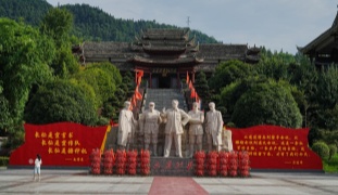 “什麼是共產黨？共產黨就是自己有一條被子，也要剪下半條給老百姓的人。”徐解秀老人生前常說的這句話，沙洲村人記了幾十年。1934年11月，紅軍長征途經沙洲村，3名女紅軍借宿老人家中，臨走時把她們僅有的一床被子剪下半條留下。2020年9月，習近平總書記來到沙洲村，參觀“半條被子的溫暖”專題陳列館時指出，“今天，我們更要堅定道路自信，兌現黨的誓言和諾言，同人民群眾風雨同舟、血肉相連、命運與共，繼續走好新時代的長征路。”