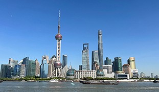 7月，2026世界人工智能大会在浦江之滨启幕，全球首个AI政府间国际组织总部落户上海；9月，被誉为“技能奥林匹克”的世界技能大赛，在上海完成又一个周期的世界之约；11月，第九届中国国际进口博览会又将在黄浦江畔举办。数月间，三场全球盛会，为什么都在上海？答案，写在这座城市服务国家战略的担当里，写在面向未来的布局里，也写在日复一日的实干里。