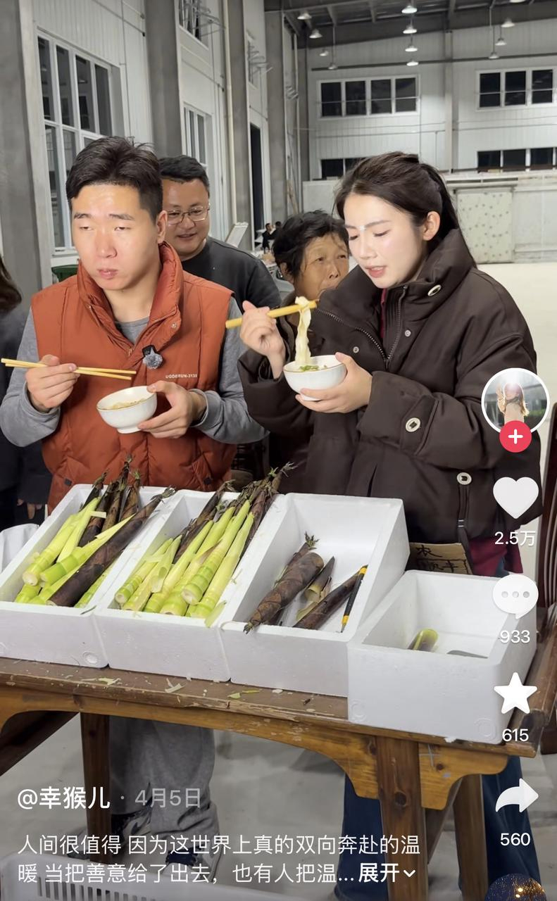 劉幸（右）在黃山直播銷售雷筍。受訪方供圖