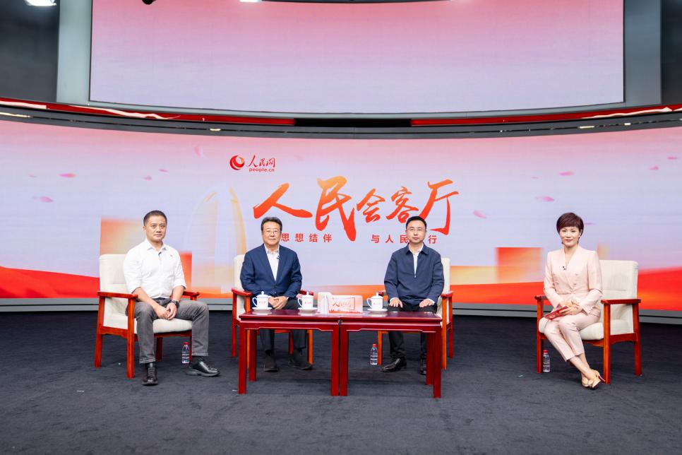 寧夏回族自治區銀川市永寧縣閩寧鎮黨委副書記、鎮長趙超（右二）做客人民網“人民會客廳”訪談欄目。人民網 林雨萱攝