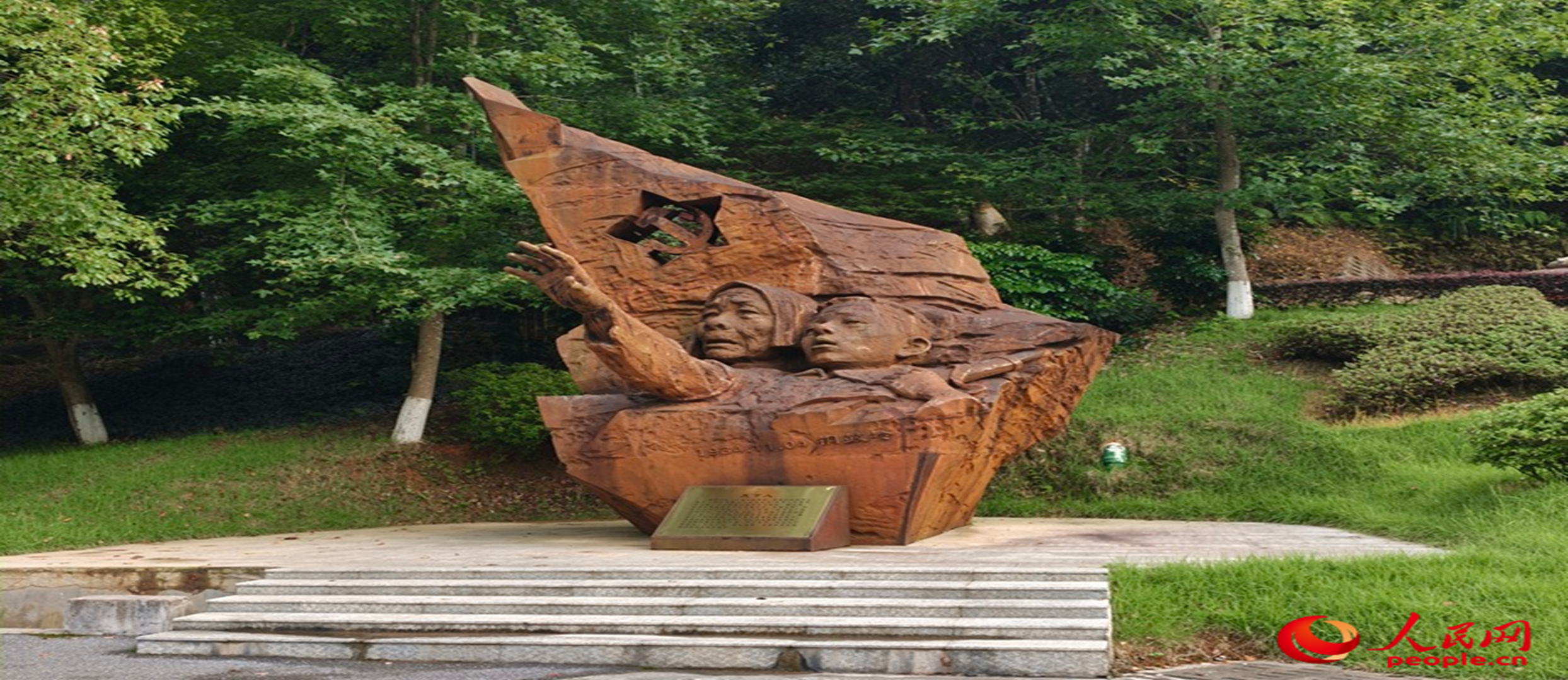 五嶺連綿，湞江奔涌。長征的腳步，曾踏過粵北的山崗。1934年秋，中央紅軍轉戰南雄、仁化、樂昌等地21天，實現“粵北突圍”。而今，硝煙早已遠去，長征精神卻深深扎根嶺南大地。地處粵湘桂三地交界的清遠連州，是紅軍長征重要途經地。“當年，群眾冒生命危險為紅軍當向導、送情報、救護傷員。”斗轉星移，軍民同心的故事代代流傳，刻印在村民心裡。