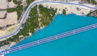 翻越海拔5000多米的嘎隆拉山口，沿扎墨公路向墨脫行進，昔日“高原孤島”如今一日可抵。這條1961年勘探、2013年才通車的公路，讓墨脫成為中國最后一個通公路的縣。在更遼闊的高原上，另一條“路”同樣跨越時間。青藏鐵路通車20年間，進出藏貨物累計突破1億噸，旅客量突破4100萬人次。曾經需花數月翻越的天險，被壓縮成一張車票的距離。