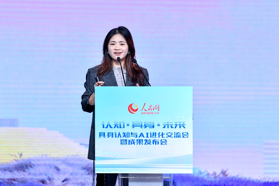 京东零售具身智能业务部负责人郑小丹作主旨发言。人民网记者任峰涛摄