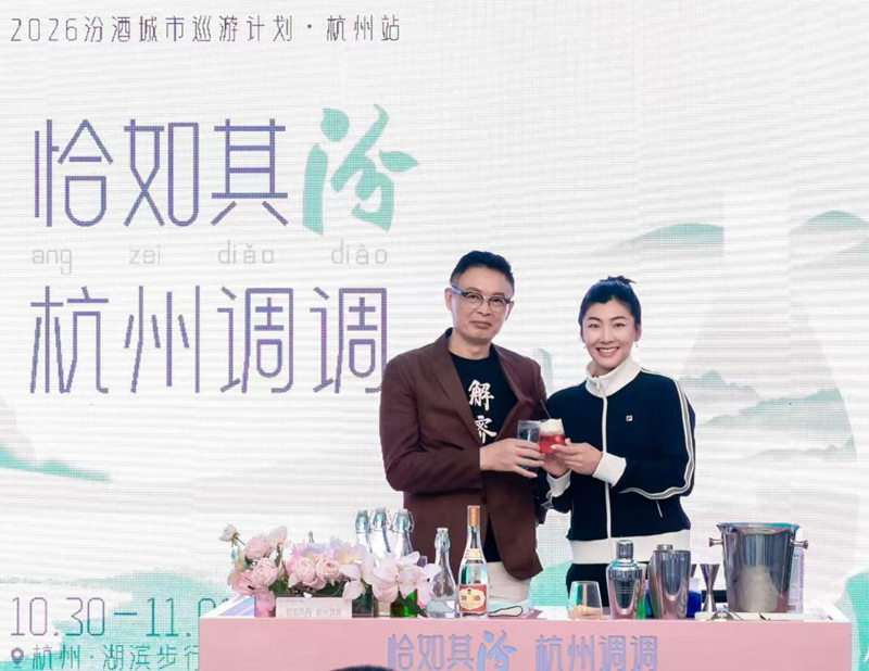 麦家与徐梦桃在活动现场。主办方供图