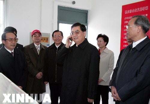 7月1日,中共中央總書記、國家主席、中央軍委主席胡錦濤在出席青藏鐵路通車慶祝大會后,專程來到海拔4159米的青藏鐵路玉珠峰車站。這是胡錦濤在視察該車站運轉值班室時,與西藏拉薩火車站站長通話。 新華社記者蘭紅光攝
