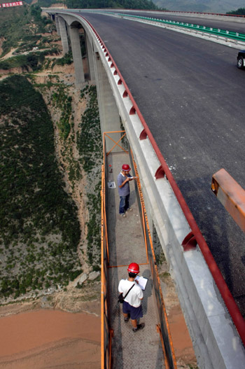 组图:陕西省建成亚洲第一高墩大桥