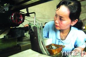 车间里的老职工正等待着第二百亿张硬板火车票下线
