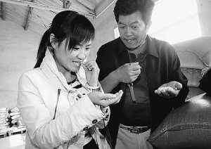 [组图]<em>创业故事</em>:美女大学生猪倌的一天 (3)--新