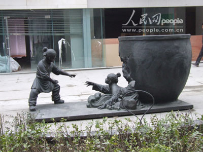 组图:新乡东方文化商业步行街上的雕塑群