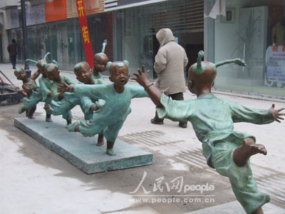 组图:新乡东方文化商业步行街上的雕塑群