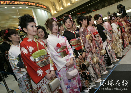 组图:日本股市新年开市第一天 美女来助阵