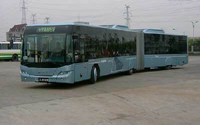组图:长25米载300人 世界最长公交车亮相上海