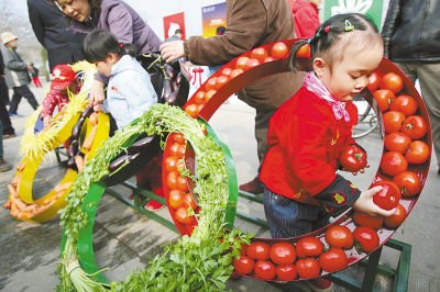 北京宣传绿色奥运 蔬菜拼出五环标志