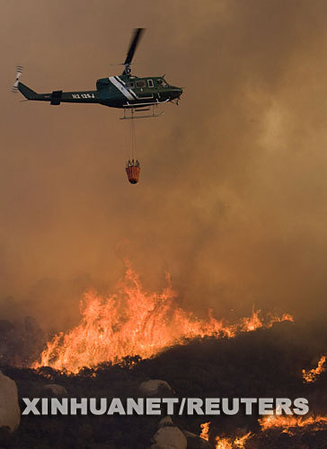 [组图]加州大火:灭火剂扔进森林 却毫不见效 (3