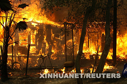 [组图]加州大火:灭火剂扔进森林 却毫不见效