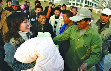 【温暖】女大学生给农民工送棉被   昨天,郑汴路与老107国道立交桥下