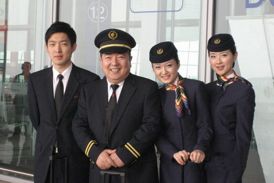4月18日下午,国航客舱服务部(以下简称客舱部)部分空乘人员参加了中央电视台2008《挑战主持人》行业版国航专场节目的录制。中央电视台《挑战主持人》栏目为全国警察、空乘人员、教师、歌手等诸多行业中具有主持潜力的人提供了一个展示职业风采、智慧魅力和语言才华的平台,并由此展现各职业的不同文化。根据其今年的节目主题,为国航做这期专场的《挑战主持人》节目,客舱部选派了部分空乘人员参加。 为了选拔出综合能力强、整体素质好,能代表国航形象,很好地展示空乘人员风采的乘务员,客舱部于3月中旬举行了3场初试,从整