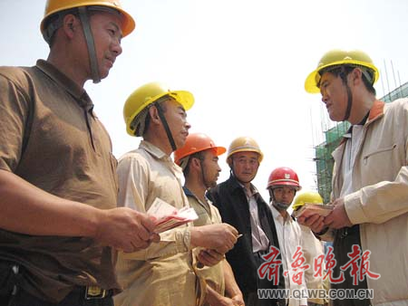 山东省:四川灾区农民工带着祝福返乡