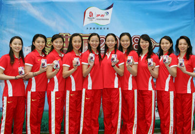 中国花样游泳队练上伊利奥运纪念装