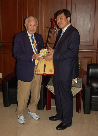 萨马兰奇盛赞伊利金典奶