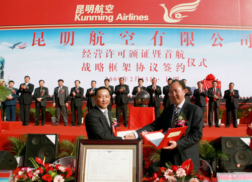 空董事长王清民,右:云南机场集团总裁刘明。