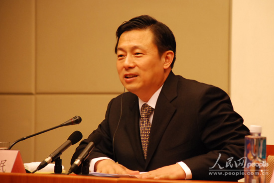 新闻发布会主持人郭卫民