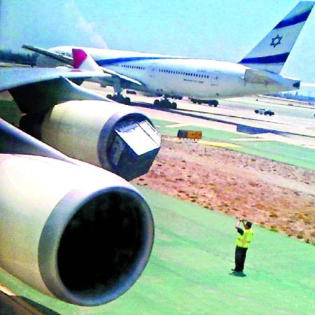电 一架正准备从美国洛杉矶国际机场起飞离境的日本航空公司波音747型