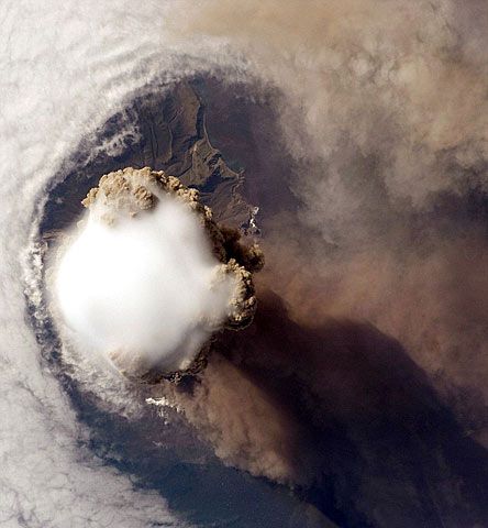 [组图]宇航员从太空拍下火山喷发照片 (2)--人民