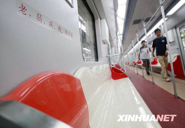 [组图]上海轨道交通11号线地铁列车开始调试 (