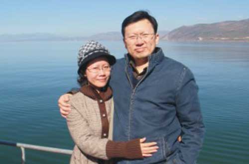 杨庆文与妻子相亲相爱十余年--人民网经济频道