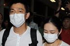 刘德华朱丽倩十指紧扣返港