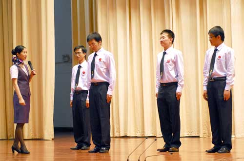 厦航资深乘务礼仪教员郑颖为志愿者进行站姿培训(贺晟 摄)